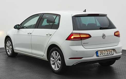 Trafikskolebil vit Volkswagen Golf "CK Trafikskola" stulen i Södertälje